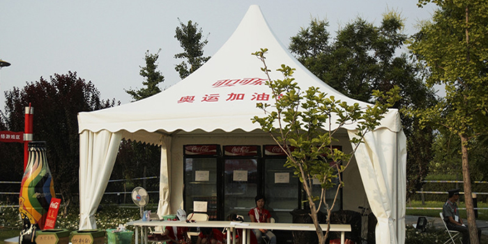 济南某网红餐厅安装户外遮雨篷